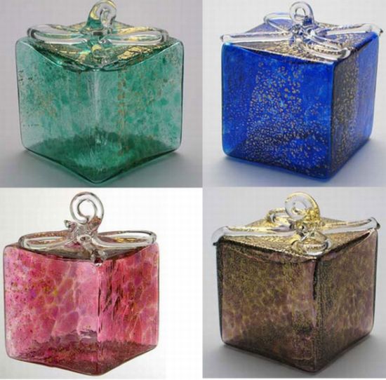 Delicate Glass Gift Box Ornament - Designbuzz