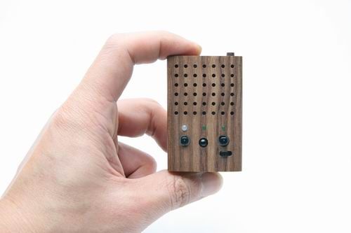 motz tiny wooden power speaker 01