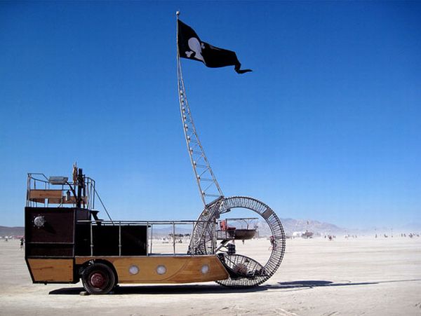 Rad steampunk pirate ship car