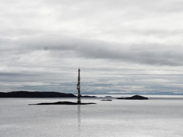 vertical cave in nunavut 02