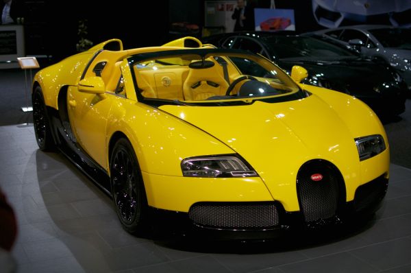 Bugatti_Veyron_Grand_Sport_Black_&_Yellow