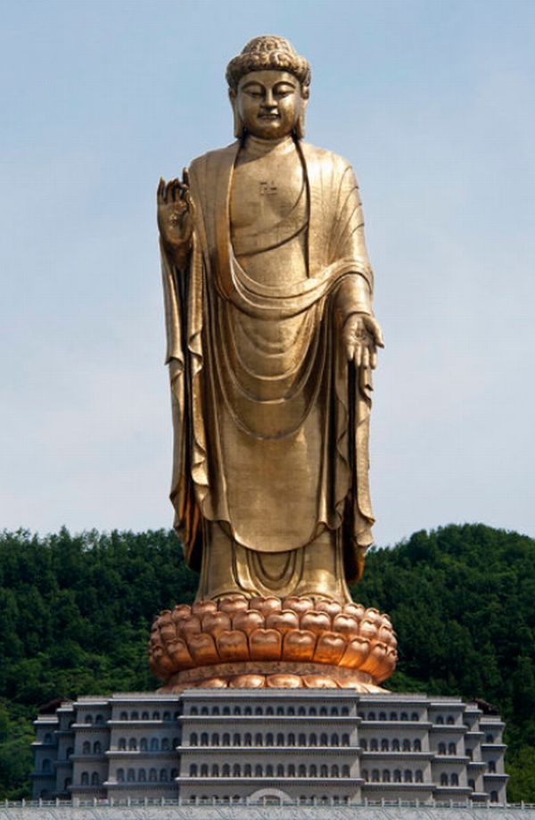 Spring_Temple_Buddha_picturing_Vairocana,_in_Lushan_County,_Henan,_China