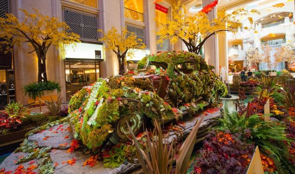 The-Palazzo-Waterfall-Atrium-Fall-Display-1