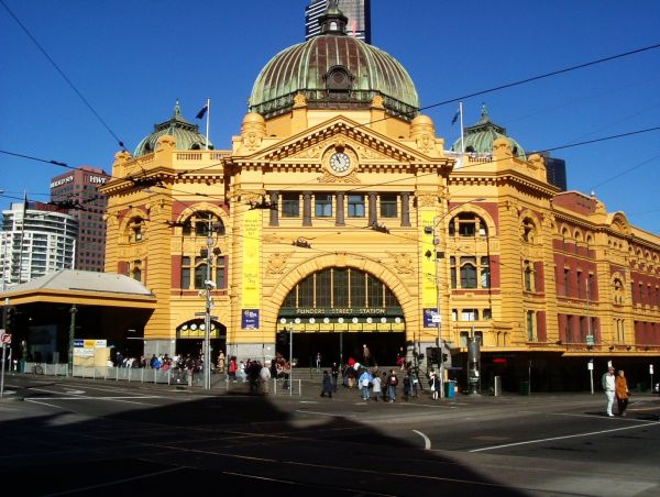 August_2006_Flinders_Street_Station