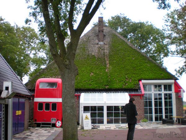 controversy-inn-see-the-bus-sticking-out-soestduinen