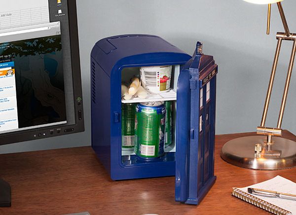 f0f4_doctor_who_tardis_mini_fridge_inuse