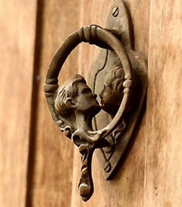 The hello kiss doorknocker