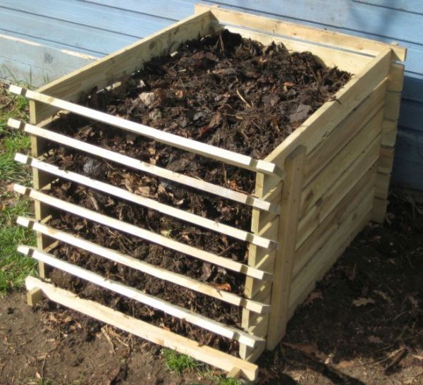 Efficient wooden compost bin