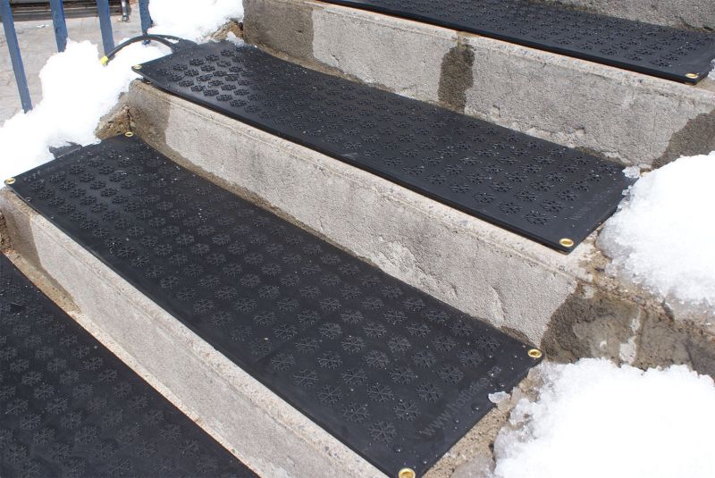 Snow-melting stair mat
