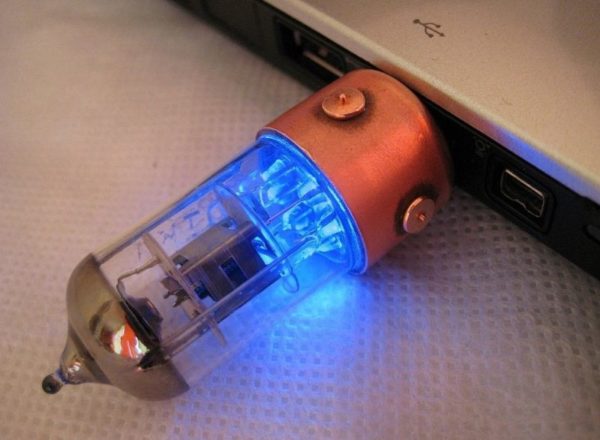 Glowing-test-tube-USB