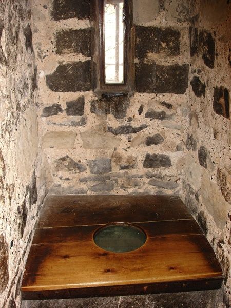 Toilets in medieval Europe