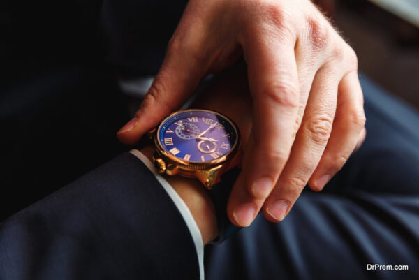 Buy-a-Luxury-Watch-over-a-Smart-Watch