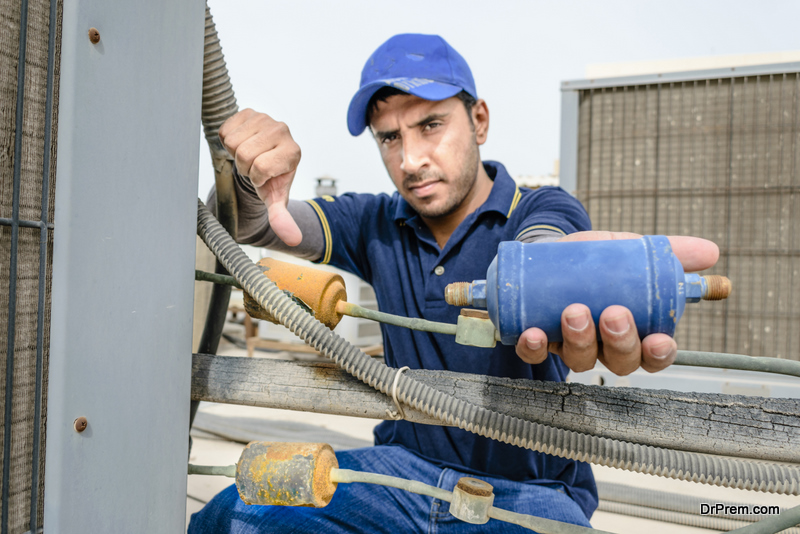 HVAC contractorHVAC-contractor-showing-damaged-HVAC-part