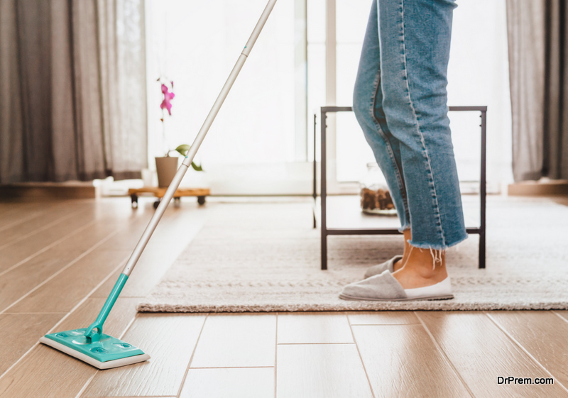 cleaning-wooden-floor