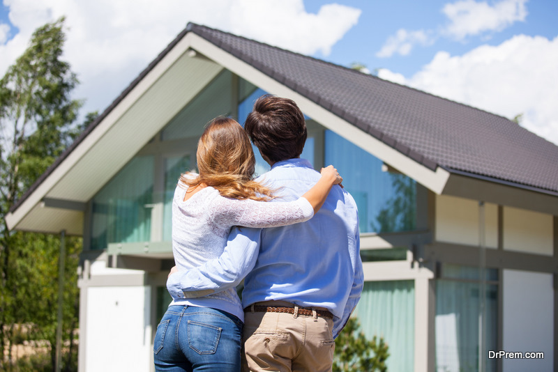 tenants looking-at-the-house