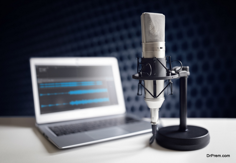 Podcast-microphone-and-laptop-computer